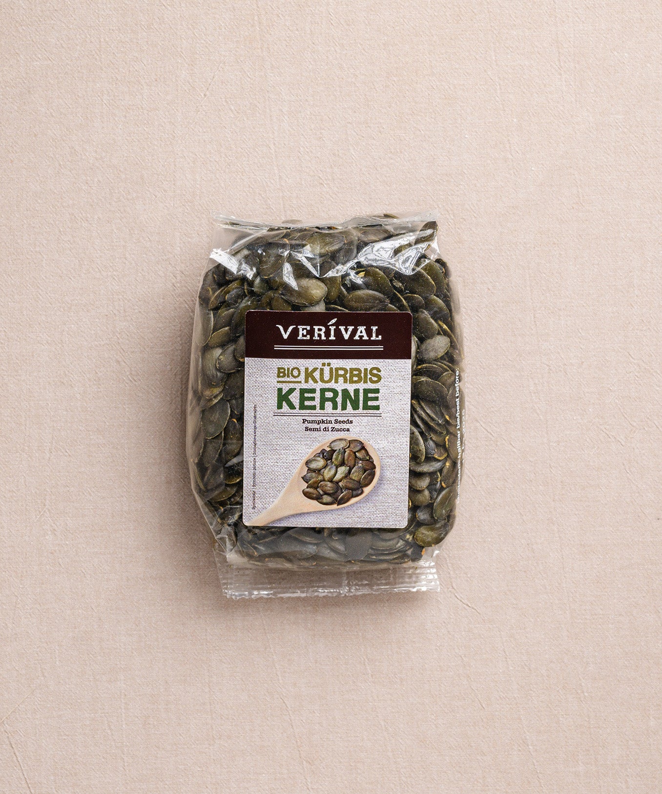 Tüte Kürbiskerne der Verival Bio GmbH auf beigem Hintergrund.