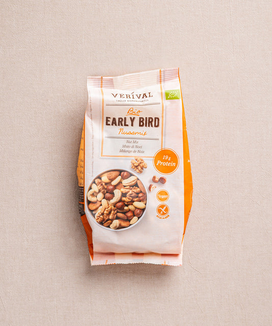 eine Packung Early Bird Nussmischung von Verival Bio und präsentiert stolz ihre 19 g Protein sowie ihre veganen und biologischen Eigenschaften.