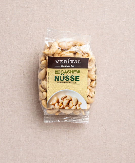 Ein Packung mit Cashewnüssen der Verival Bio GmbH, ideal für eine gesunde Ernährung zwischendurch.