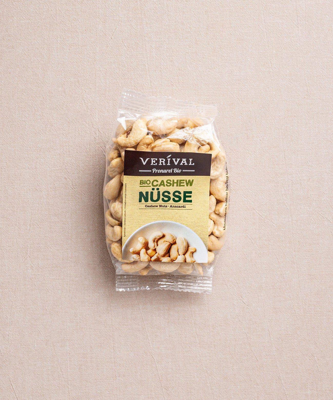 Eine Packung Cashew-Nüsse der Verival Bio GmbH, ideal für einen gesunden Snack.