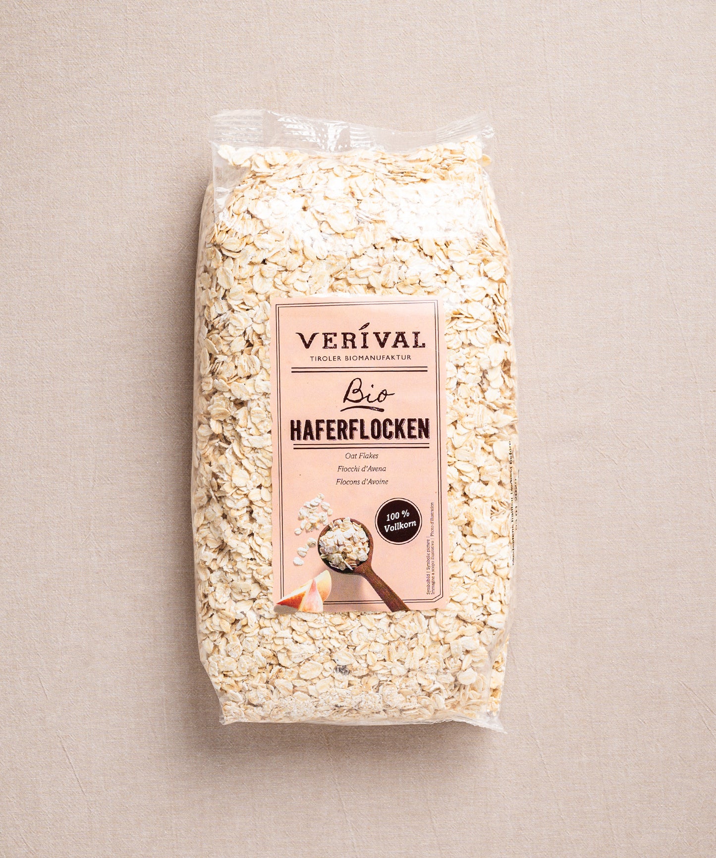Ein Paket Haferflocken von Verival Bio auf beigem Hintergrund für all die die ernährungsphysiologischen Vorteile von pflanzlichem Protein.
