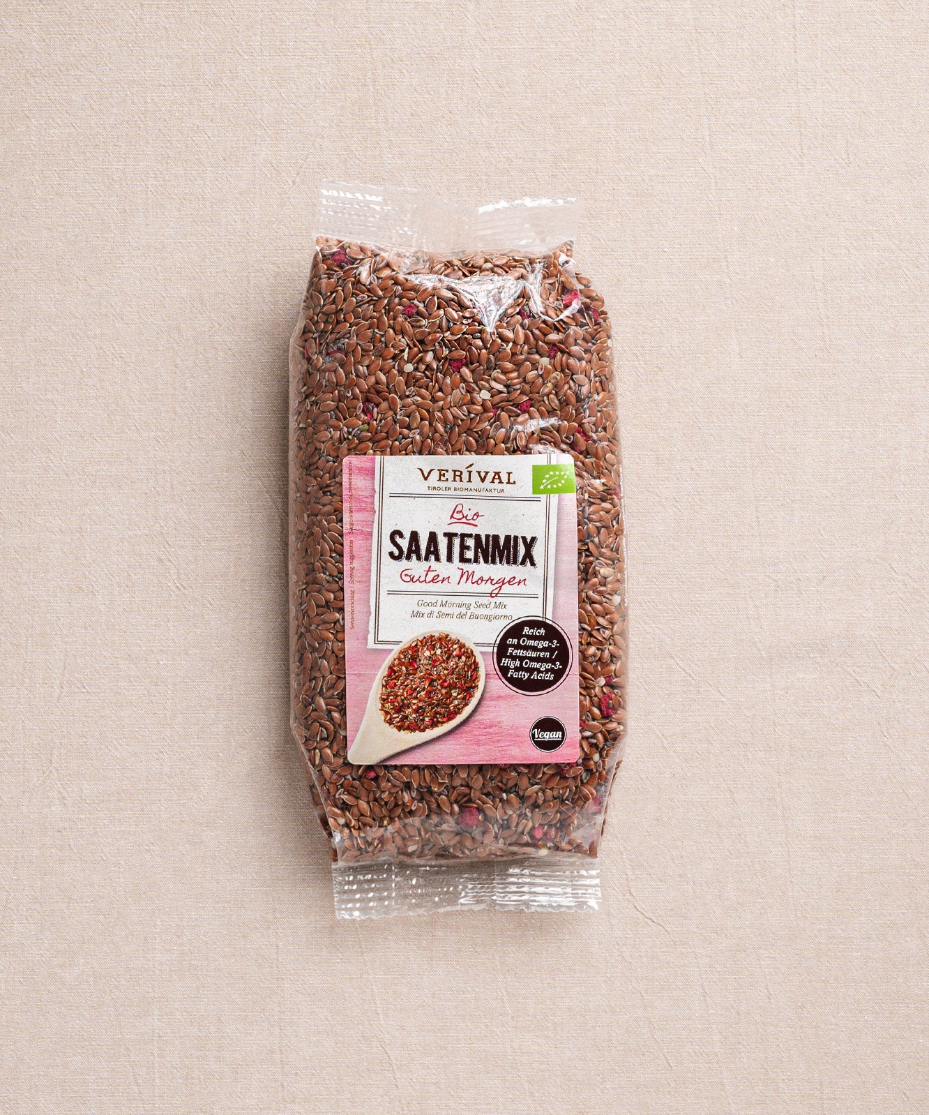 Eine Packung mit der Aufschrift „Guten Morgen Bio Saatenmix“ von Verival Bio mit Samenmotiven. Der Mix ist reich an Omega-3-Fettsäuren und bietet eine Portion veganes Protein.
