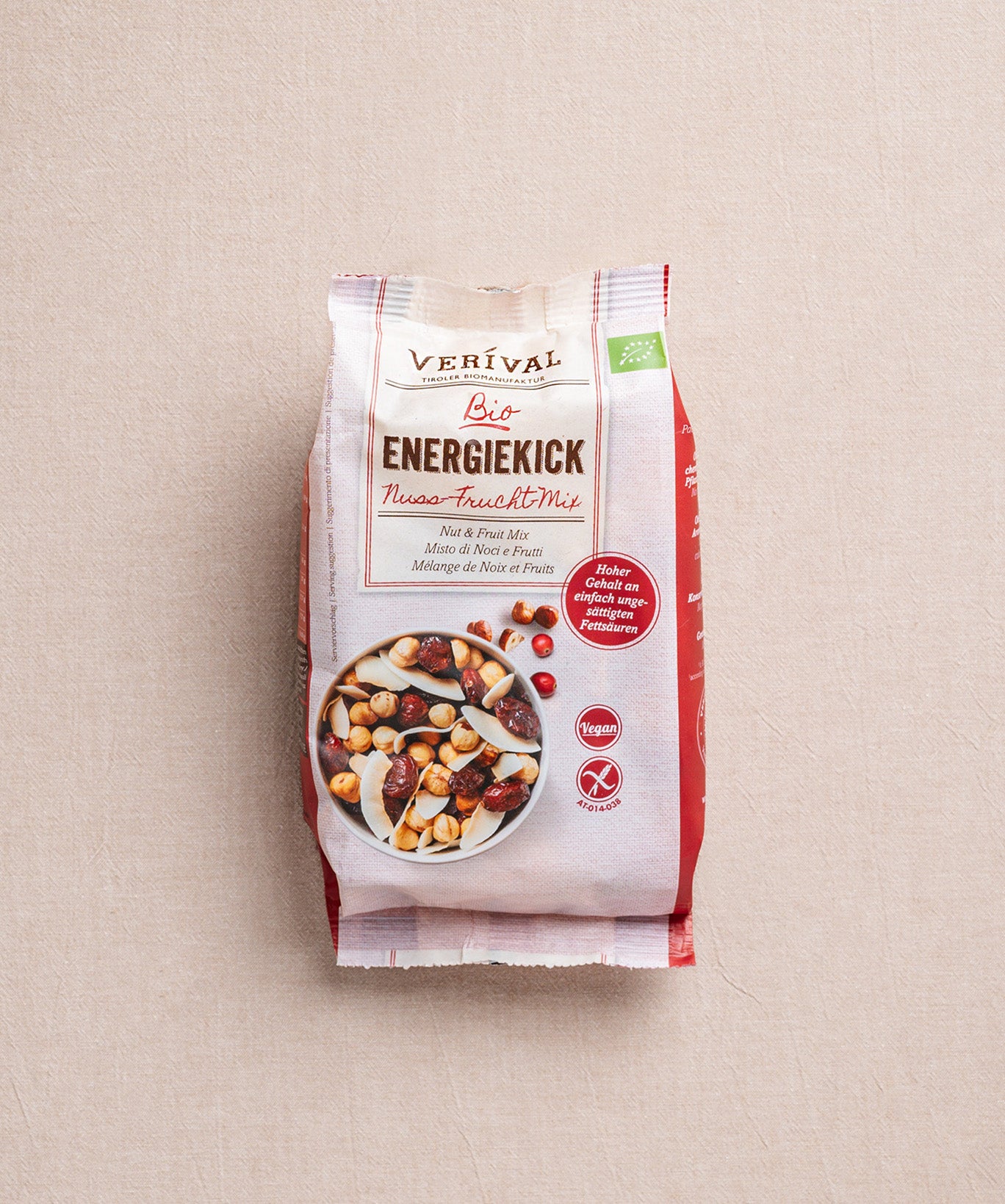 Der Energiekick Nuss-Frucht Mix von Verival Bio präsentiert auf seiner Verpackung eine Mischung aus Nüssen, Trockenfrüchten und Cranberries und hebt die Bio-Zutaten hervor.