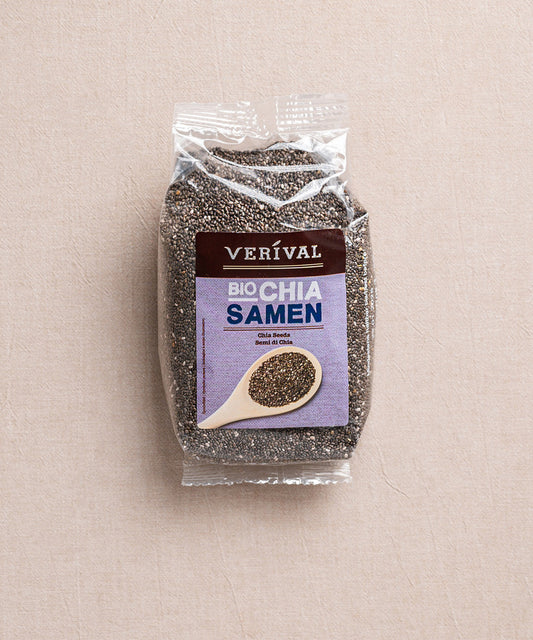 Eine Packung mit Chiasamen von Verival Bio, die für ihren Superfood-Status und ihren hohen Gehalt an Omega-3-Fettsäuren bekannt sind, wird ansprechend  präsentiert.
