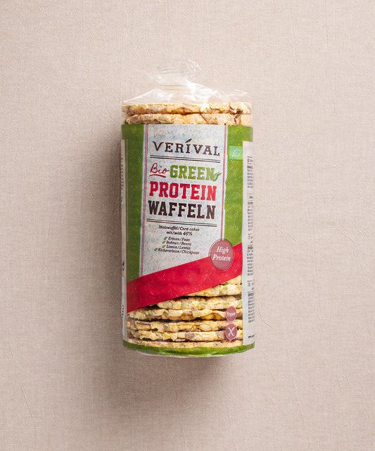 Eine Packung Green Protein Waffeln von Verival Bio bietet hohen pflanzlichen Proteingehalt. Die Verpackung kennzeichnet das Produkt als vegan und glutenfrei und enthält klare Angaben zu Zutaten und Nährwerten.