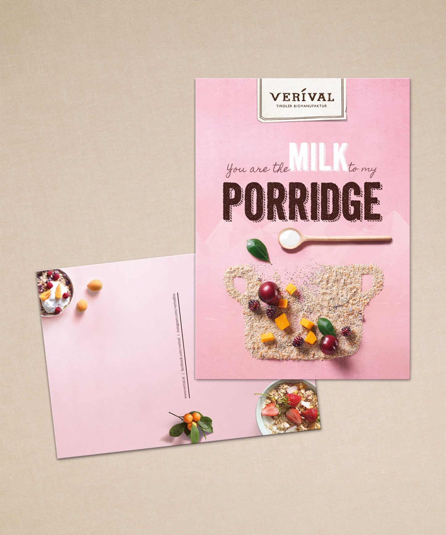 Zwei rosa Postkarten der Verival Bio GmbH, ideal als Beilage für Frühstücksgeschenke oder Geschenksets: Eine mit einem Löffel und der Aufschrift „Du bist die Milch zu meinem Porridge“ und eine andere mit Schüsseln voller Haferflocken und Obst.