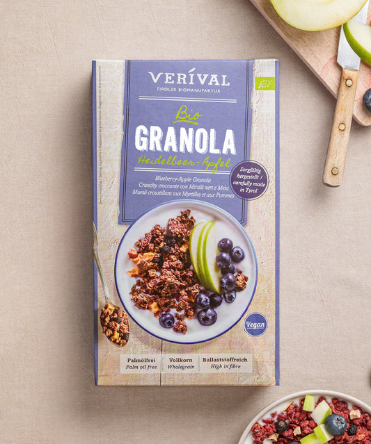 Eine Packung Heidelbeer-Apfel-Granola von Verival Bio mit der Aufschrift „vegan“ und „ballaststoffreich“. 