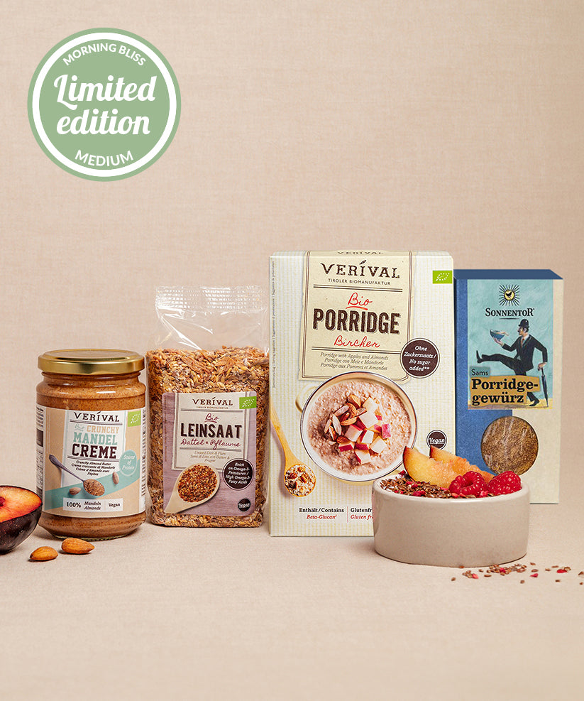 Das Verival Set Morning Bliss (mittel) enthält Mandelcreme, Leinsamen, Bircher Porridge-Mischung und Porridge-Gewürz, hier in einer Schale mit Beerenbrei - ideal für ein gesundes Frühstück. Der Aufkleber mit der limitierten Auflage befindet sich in der Ecke.