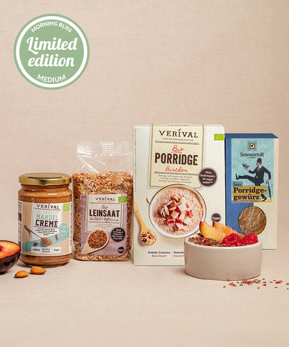 Das Verival Set Morning Bliss (mittel) enthält Mandelcreme, Leinsamen, Bircher Porridge-Mischung und Porridge-Gewürz, hier in einer Schale mit Beerenbrei - ideal für ein gesundes Frühstück. Der Aufkleber mit der limitierten Auflage befindet sich in der Ecke.